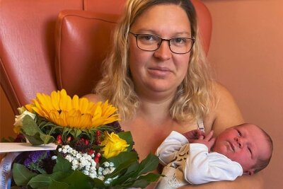 Aron kommt als 500. Baby zur Welt - Der kleine Aron kam am 1. August als 500. Baby des Jahres 2021 im Helios Vogtland-Klinikum Plauen auf die Welt. Er und Mama Lena Thoß sind wohlauf.