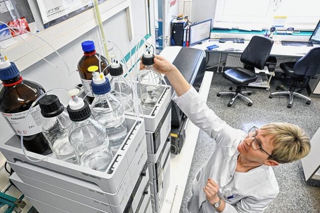 Arsen, Mangan, Aluminium und Co: Was Trinkwasser im Erzgebirge alles enthalten kann - Chemikerin Annegret Tischendorf untersucht im Labor der Südsachsen Wasser GmbH in Chemnitz Trinkwasser auf Spurenstoffe.