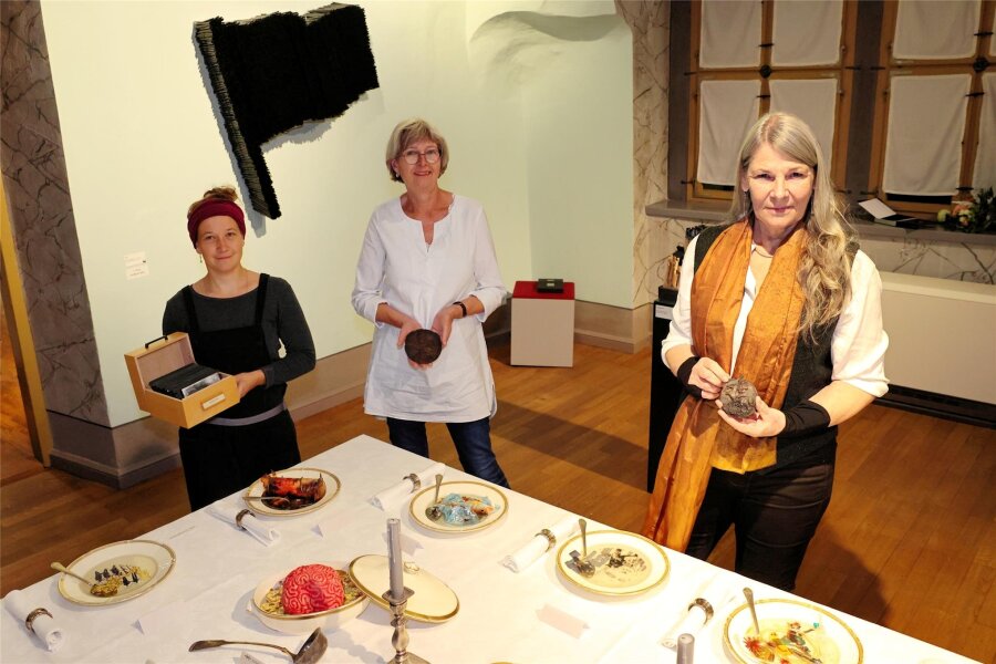 Art figura 2023: Schwarzenberger Publikum vergibt Preis für Tisch-Installation - Zur Finissage auf Schloss Schwarzenberg wurden die drei Preisträgerinnen geehrt: Catherine Sanke, Gudrun Fischer-Bomert und Anne Thoss (von links).