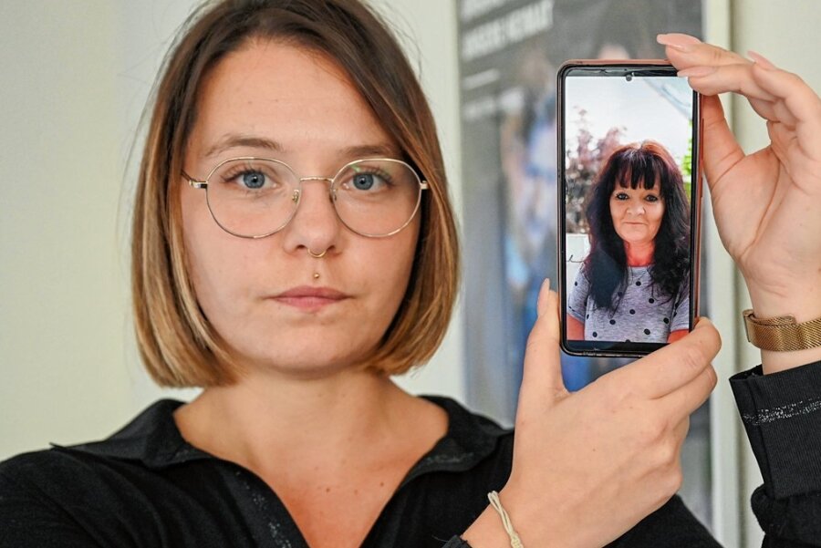 Monique Elsmann zeigt auf ihrem Handy ein Foto ihrer Mutter Gabriele. Sie liegt derzeit noch im Koma in einer Klinik in Antalya.