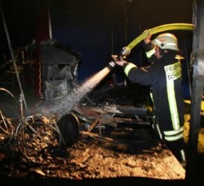 Artisten in Angst: "Las Vegas" brennt - Die Schönheider Feuerwehr rückte mit 33 Einsatzkräften und vier Autos an, um den Brand im Zelt zu löschen. 