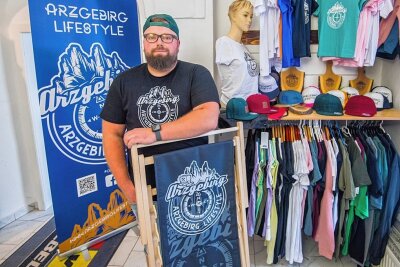 Arzgebirg Lifestyle: Erzgebirger macht mit seiner Liebe zur Heimat Mode - Marcel Becher betreibt mit Arzgebirg Lifestyle in Lößnitz ein eigenes Modelabel. 