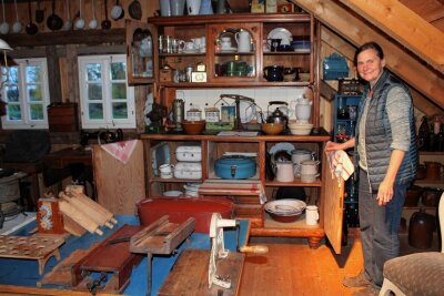 Arzt-Ehepaar aus Stangendorf huldigt dem Bauernstand - Sabine Weichsel in der historischen Küche des Museums. 