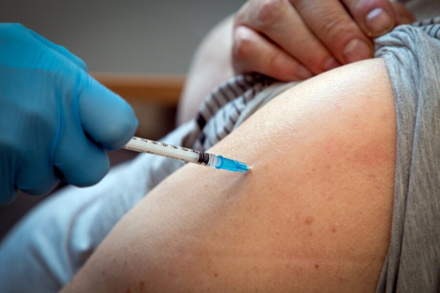 Arztpraxen erleben derzeit eine hohe Nachfrage nach den Corona-Impfungen. 