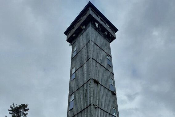 Aschbergturm: Geschenk des Landkreises an die Stadt Klingenthal hat Investitionsbedarf - Der 1999 eingeweihte Aschbergturm gehört künftig der Stadt Klingenthal. Der Vogtlandkreis gibt das 35 Meter hohe Bauwerk ab.