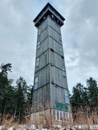 Aschbergturm ist teures Geschenk - Der 1999 eingeweihte Aschbergturm gehört künftig der Stadt Klingenthal. Der Vogtlandkreis gibt das 35 Meter hohe Bauwerk ab.