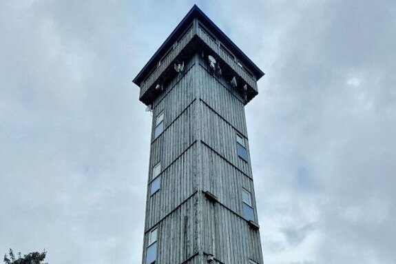 Aschbergturm ist teures Geschenk - Der 1999 eingeweihte Aschbergturm gehört künftig der Stadt Klingenthal. Der Vogtlandkreis gibt das 35 Meter hohe Bauwerk ab.