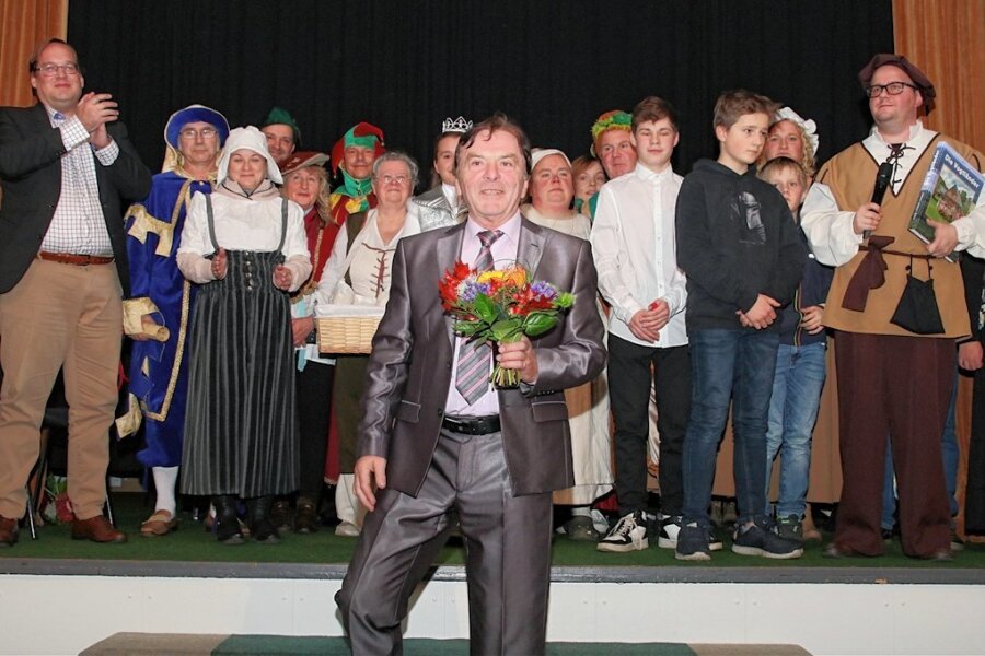 Aschenbrödels Prinz erzählt im Vogtland seine Geschichte - Pavel Travnicek am Samstag in Lengenfeld mit den stilecht kostümierten Organisatoren des Fördervereins des Stadtmuseums. 