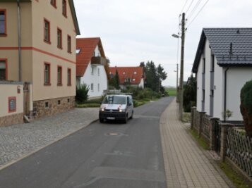 Asphaltbeton kommt auf Fahrbahn - Die Lauenhainer Straße soll eine Frischekur erhalten. 