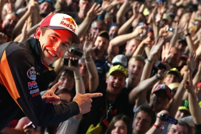Dieser Mann zieht die Fans an: Marc Marquez im Vorjahr bei der Fahrerpräsentation in der Karthalle am Sachsenring.