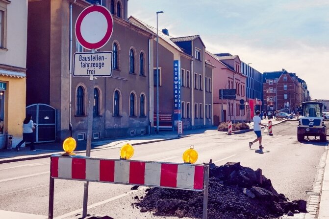 Asphaltschicht mangelhaft: Bahnhofstraße erneut gesperrt - In der Bahnhofstraße in Mittweida werden derzeit Mängel an der Asphaltdecke beseitigt, die Straße ist dafür gesperrt. 