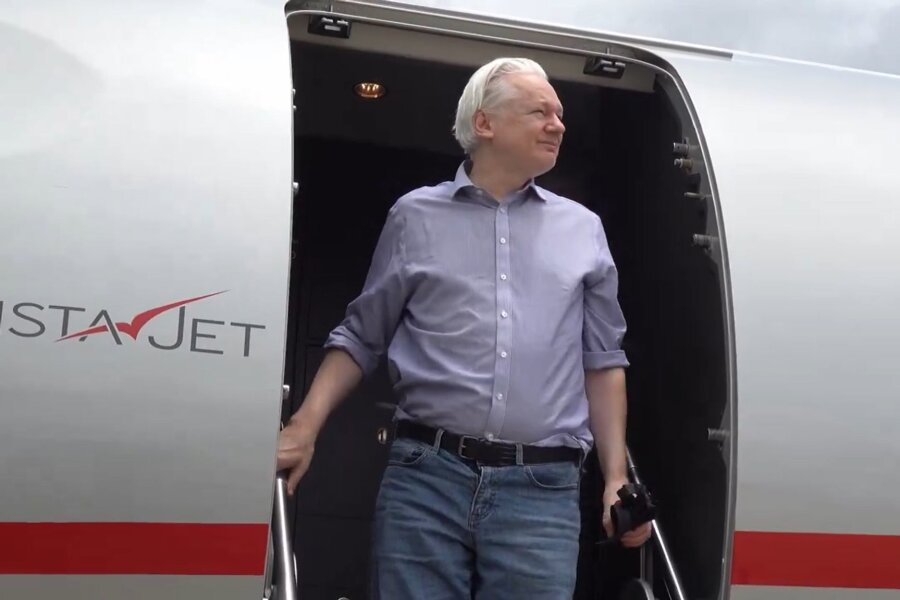 Assange für Gerichtstermin in US-Außengebiet angekommen - Assange ist mit einem gecharterten Flugzeug aus Großbritannien ausgereist.