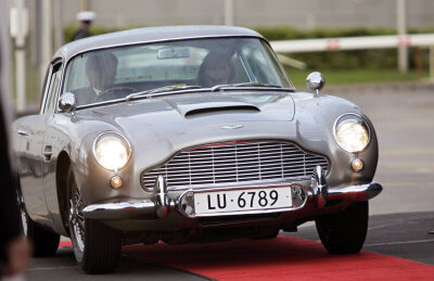 Aston Martin baut James Bonds Auto aus "Goldfinger" nach - Schauspielerin Ursula Andress fährt James Bonds Aston Martin DB5 zur Feier ihres 70. Geburtstags (Foto aus dem Jahr 2006).