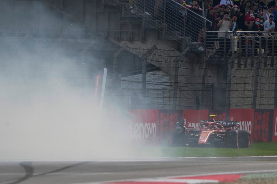 Aston Martin legt nach Formel-1-Qualifikation Protest ein - Carlos Sainz hatte im Ferrari beim Qualifying in China einen Unfall.