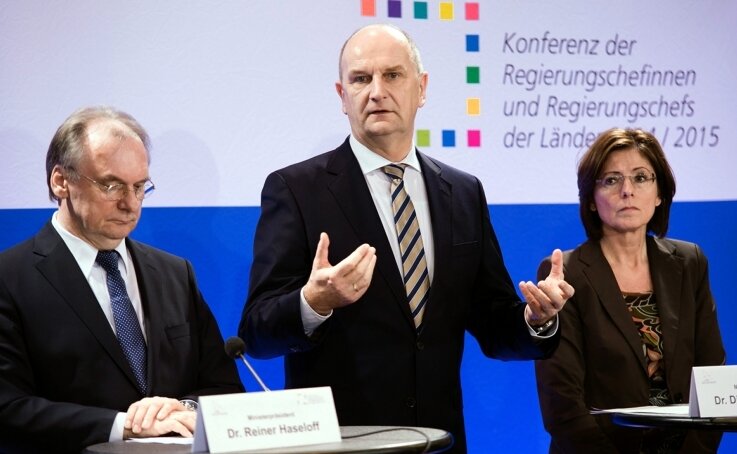 Sachsen-Anhalts Ministerpräsident Reiner Haseloff (CDU; li.) und seine Amtskollegen aus Brandenburg und Rheinland-Pfalz, Dietmar Woidke und Malu Dreyer (beide SPD), informierten über ihre Beratungen.