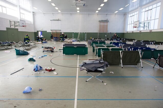 Asylbewerber räumen Notunterkunft in ehemaliger Kaserne - 