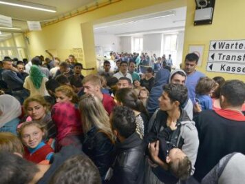 Asylbewerber-Zahl steigt im Juli auf Rekordhoch - Der Wartegang zur Erstaufnahme in einer Auffangeinrichtung in Trier platzt aus allen Nähten. Eigentlich haben hier nur 844 Flüchtlinge Platz, zur Zeit leben aber 1400 Menschen in der Einrichtung.