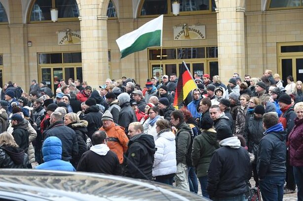 Asylgegner demonstrieren durch Chemnitzer Innenstadt - 