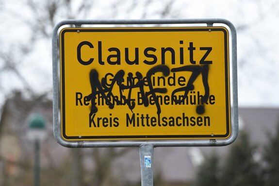 Asylpolitik: "Mangelnde Sensibilität" - In Clausnitz blockierten vor Tagen rund 100 Asylgegner einen Bus mit Flüchtlingen. Der Polizeieinsatz dazu ist umstritten.