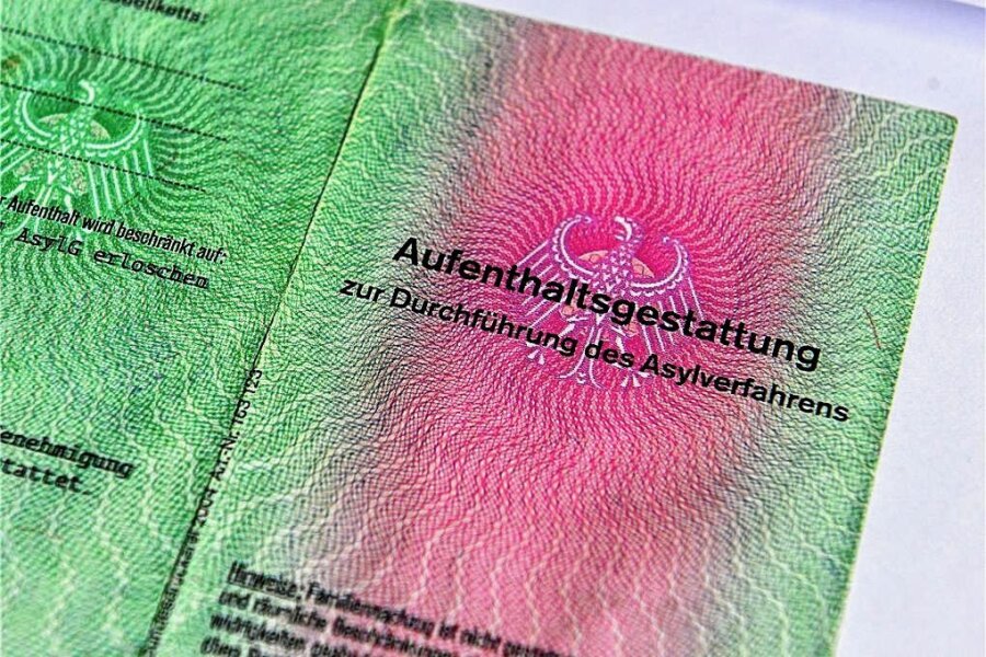 Asylpolitik: Mittelsachsens SPD und Grüne werfen AfD Stimmungsmache vor - Mit einer solchen Aufenthaltsgestattung weisen sich Personen aus, die Asyl beantragt haben. Am Mittwoch soll im Kreistag Mittelsachsen über Aufnahme und Abschiebung von Asylsuchenden diskutiert werden. 
