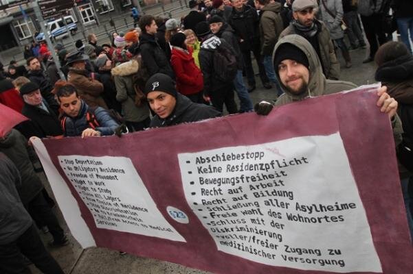 Asylpolitik: Zwei Demos in Chemnitz - 800 Menschen auf der Straße - 400 Menschen unterstützten am Samstag eine von Flüchtlingen angemeldete Demonstration am Theaterplatz.