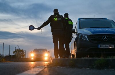 Asylzahlen im ersten Quartal deutlich rückläufig - Beamte der Bundespolizei stoppen an der deutsch-polnischen Grenze ein Auto. Bundesinnenministerin Faeser zufolge sind durch vorübergehende Grenzkontrollen seit Oktober 17.600 unerlaubte Einreisen verhindert worden.