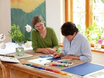 
              <p class="artikelinhalt">Zum gemeinsamen Malen hatte Juliane Merkel (links) in ihr Saupersdorfer Atelier am Sonntag eingeladen. Barbara Wohlrab versucht sich mit Ölkreide an einem Strauß Pfingstrosen.</p>
            