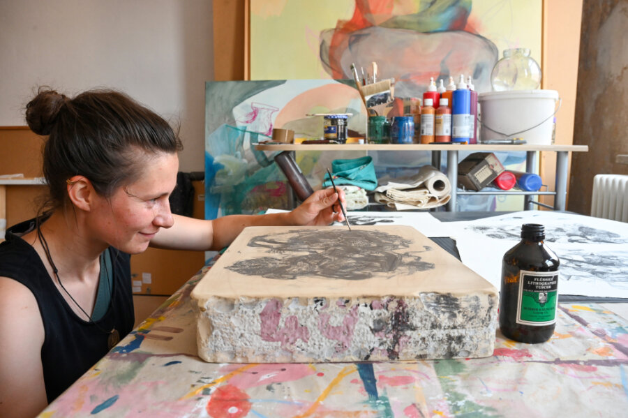 Ateliergespräch: Mit leisem Hang zum Ungeheuerlichen - Vivien Nowotsch malt in ihrem Atelier mit spezieller Tusche auf einen Lithostein. 