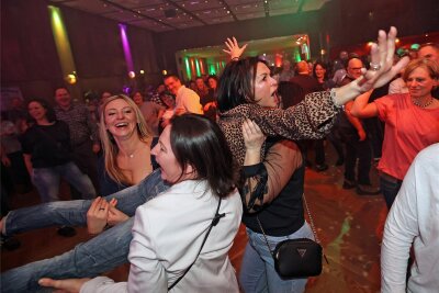 Atemlos durch die Nacht: So kam die neue Disko-Oldie-Party in Plauen an - Das Partyfinale war heiß: Bei Musik aus dem Kultfilm Dirty Dancing wagten diese Partygäste nach dem Vorbild von Patrick Swayze und Jennifer Grey die berühmte Hebefigur.