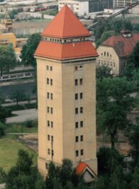 Atemtherapie und "Rapunzelturm" - Mehr als 80 Jahre lang ragte der Gaswerksturm aus Stahlbeton fast 50 Meter in die Höhe. Im Juni 1998 wurde er gesprengt. 