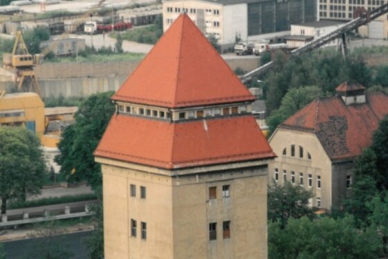 Atemtherapie und "Rapunzelturm" - Mehr als 80 Jahre lang ragte der Gaswerksturm aus Stahlbeton fast 50 Meter in die Höhe. Im Juni 1998 wurde er gesprengt. 