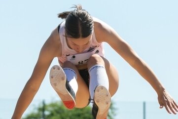 Athleten trotzen der Hitze - Séraphine Landmann (LV 90) landete in Gelenau mit 4,78 Meter auf Rang 2 der Weitsprung-Konkurrenz. 