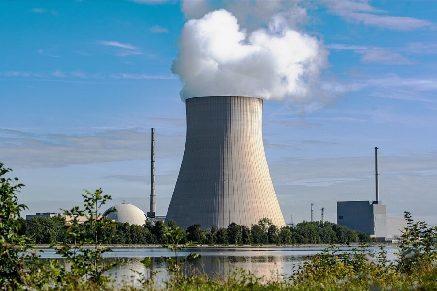 Das Atomkraftwerk Isar in Niederbayern - Block 2 (links) läuft noch. Betreiber Preussen Elektra sagte der "Freien Presse", man sei bereit, mit der Bundesregierung über eine Laufzeitverlängerung zu sprechen. 