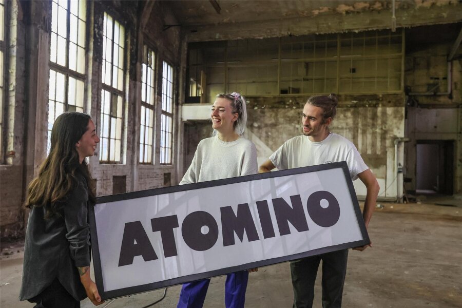 Atomino: Eröffnungstermin für Chemnitzer Kult-Klub steht - Maria Llera Perez, Nina Kummer und Ernesto Uhlmann 2022 in den neuen Klubräumen. Seitdem wurde dort saniert.