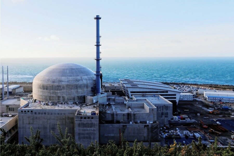 Das Atomkraftwerk in Flamanville in der Normandie liegt in unmittelbarer Strandnähe. 