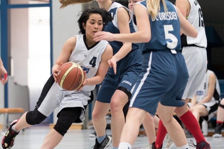 ATSV-Ladys überraschen - Die Damen des ATSV Freiberg um Cindytami Rachmawati (l.) haben Angstgegner BC Dresden II klar besiegt. Die Studentin aus Indonesien spielt seit 2020 im Team der Ladyminers und ist aktuell beste Werferin. 