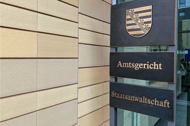 Attacke auf einen Landsmann: Chemnitzer Amtsgericht befasst sich mit Auseinandersetzung vor einer Kita in Freiberg - Das Chemnitzer Amtsgericht stellte das Verfahren gegen den Angeklagten vorläufig ein. Der 31-Jährige soll 50 Stunden gemeinnützige Arbeit leisten. 