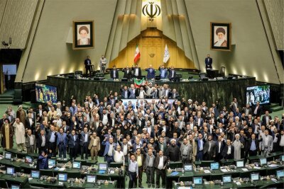 Attacke auf Israel: Großangriff mit Theaterdonner - Iranische Abgeordnete feiern bei einer öffentlichen Parlamentssitzung in Teheran den Angriff auf Israel.