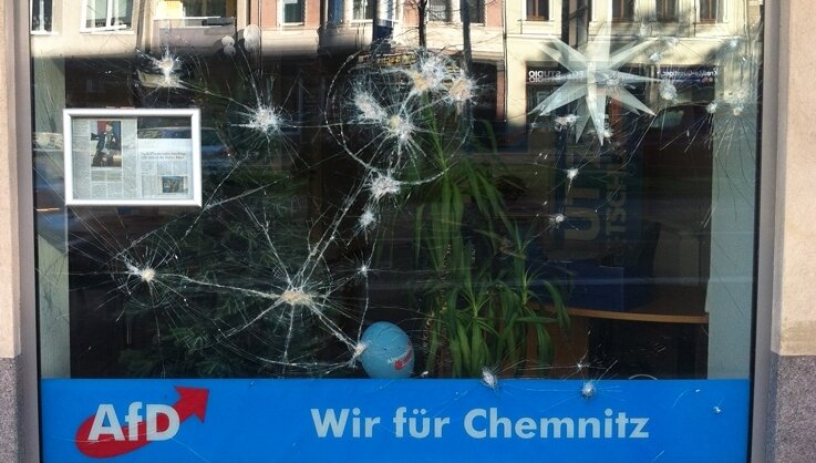Attacken auf AfD-Büro: "Hier beginnt ein Straßenkrieg" - Pflastersteine gegen die AfD: das Parteibüro in Chemnitz.