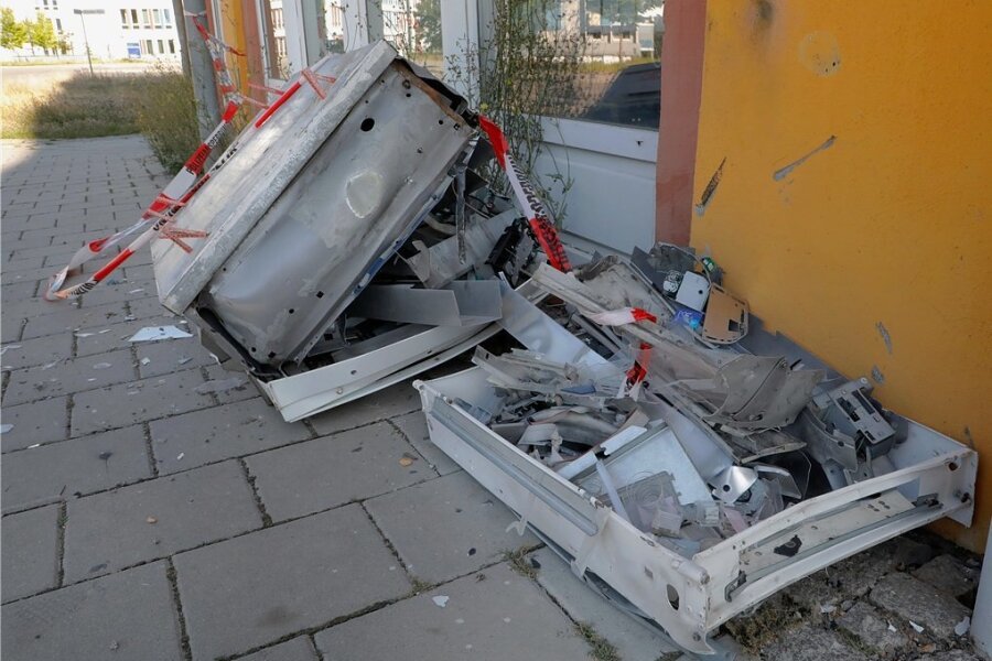 Reste des zerstörten Automaten an der Sonnenstraße. Spuren der Explosion waren am Donnerstag auch an der Hauswand noch deutlich zu sehen. 