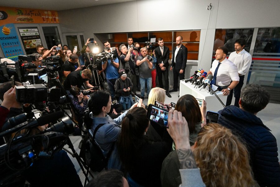 Attentat auf Regierungschef Fico erschüttert Slowakei - Innenminister Matus Sutaj Estok informiert auf einer Pressekonferenz. Das Attentat auf Fico hatte nach Einschätzung der Regierung ein "klar politisches Motiv".