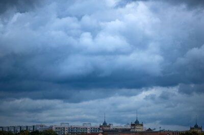 Auch am Dienstag: Gewitter mit örtlichem Starkregen in Sachsen erwartet - Dunkle Wolken ziehen über die Neustadt.