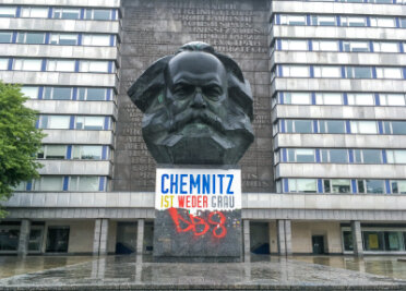 Auch am Sonntag Kundgebungen in Chemnitz - Das Plakat mit der Aufschrift «Chemnitz ist weder grau noch braun» am Karl-Marx-Denkmal wurde teilweise abgerissen. ..