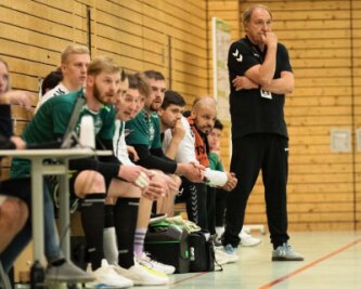 "Auch das Gewinnen wird sich einstellen" - Mit Sorgen: HSG-Trainer Friedrich Zenk, der am Mittwoch seinen 74. Geburtstag feierte, musste bislang vier Niederlage quittieren. Dennoch sei ein Aufwärtstrend erkennbar, sagt der EHF-Mastercoach. 