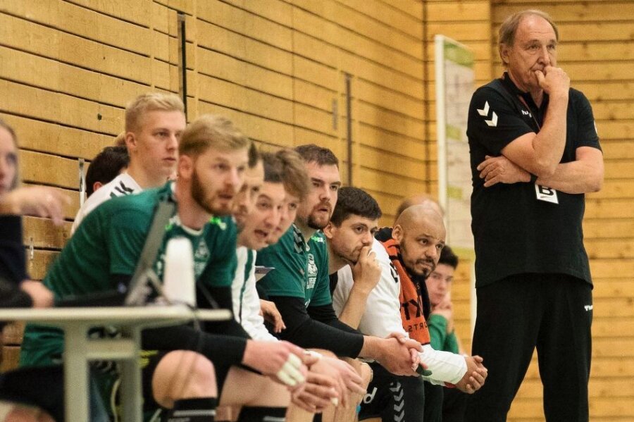 "Auch das Gewinnen wird sich einstellen" - Mit Sorgen: HSG-Trainer Friedrich Zenk, der am Mittwoch seinen 74. Geburtstag feierte, musste bislang vier Niederlage quittieren. Dennoch sei ein Aufwärtstrend erkennbar, sagt der EHF-Mastercoach. 