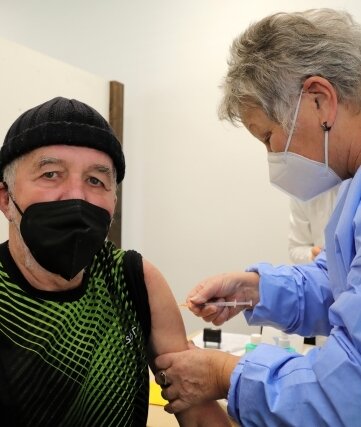Auch das gibt's: Impfen läuft entspannt - Heinz Korb aus Schwarzenberg bekommt von Christine Protzel seine Booster-Impfung. 