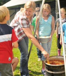 
              <p class="artikelinhalt">Die Kinder der Grundschule Neukirchen kochen auf dem Reinsberger Campingplatz selbst, mit Unterstützung von Maren Kirschke. </p>
            