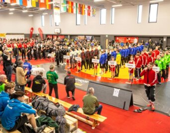 Auch die 100 Helfer überzeugen - Eine vollgepackte Zweifelderhalle gab es am Wochenende in Pausa, als die Deutschen Meisterschaften beim Ringer-Nachwuchs ausgetragen wurden. 