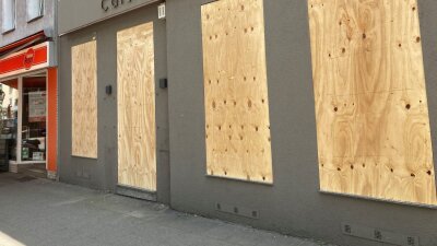 Auch gewalttätige Aktionen zum AfD-Parteitag angekündigt - Ein Geschäft hat aus Sorge vor Ausschreitungen Bretter vor den Schaufenstern angebracht.