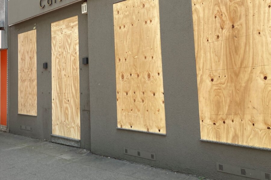 Auch gewalttätige Aktionen zum AfD-Parteitag angekündigt - Ein Geschäft hat aus Sorge vor Ausschreitungen Bretter vor den Schaufenstern angebracht.